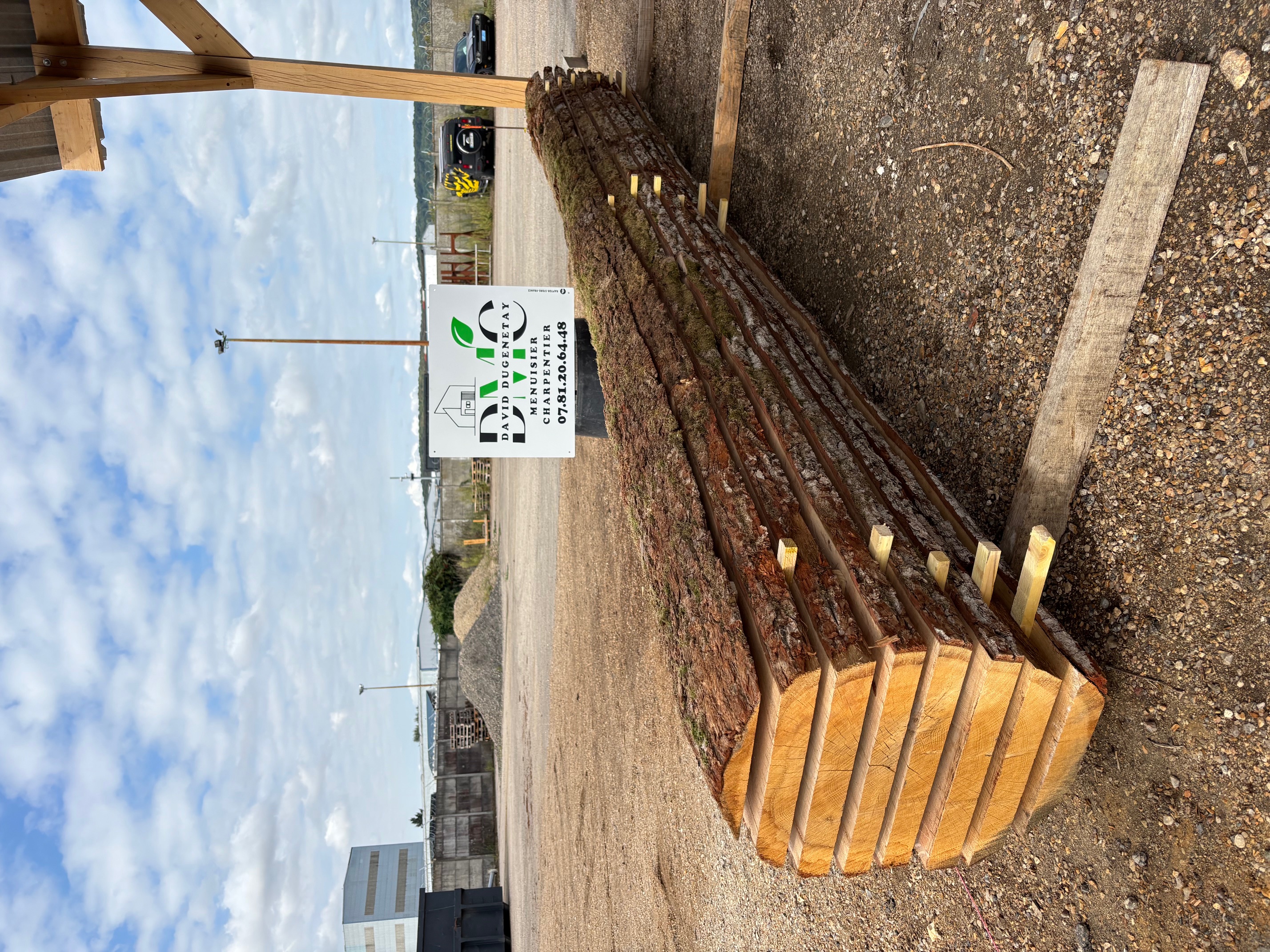 Stock de grumes locales pretes a etre sciees a l atelier