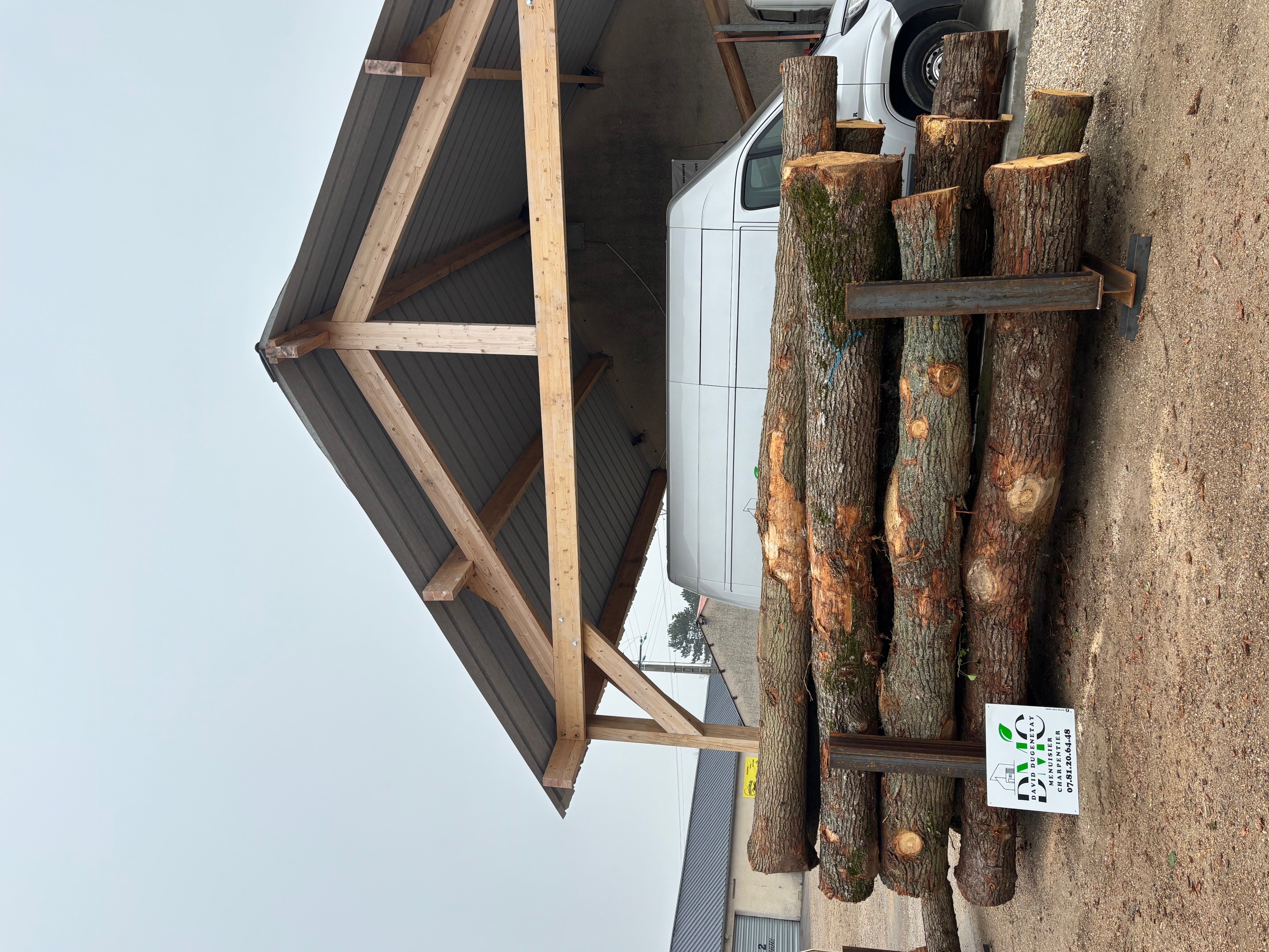 Stockage de grumes devant l atelier artisanal