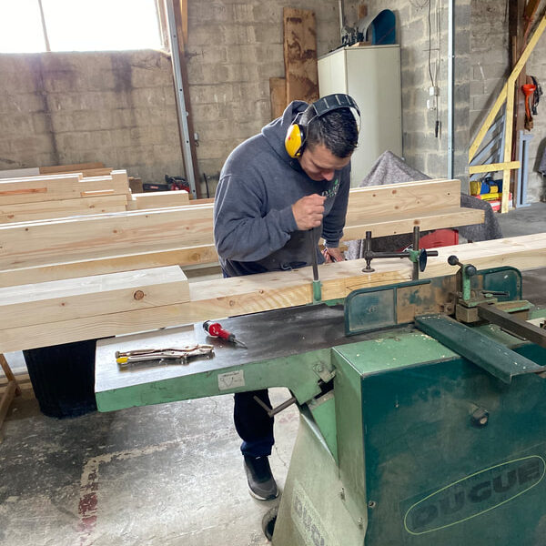 David au travail dans son atelier de bois