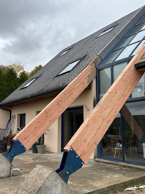 Ouvrage en bois installe sur chantier