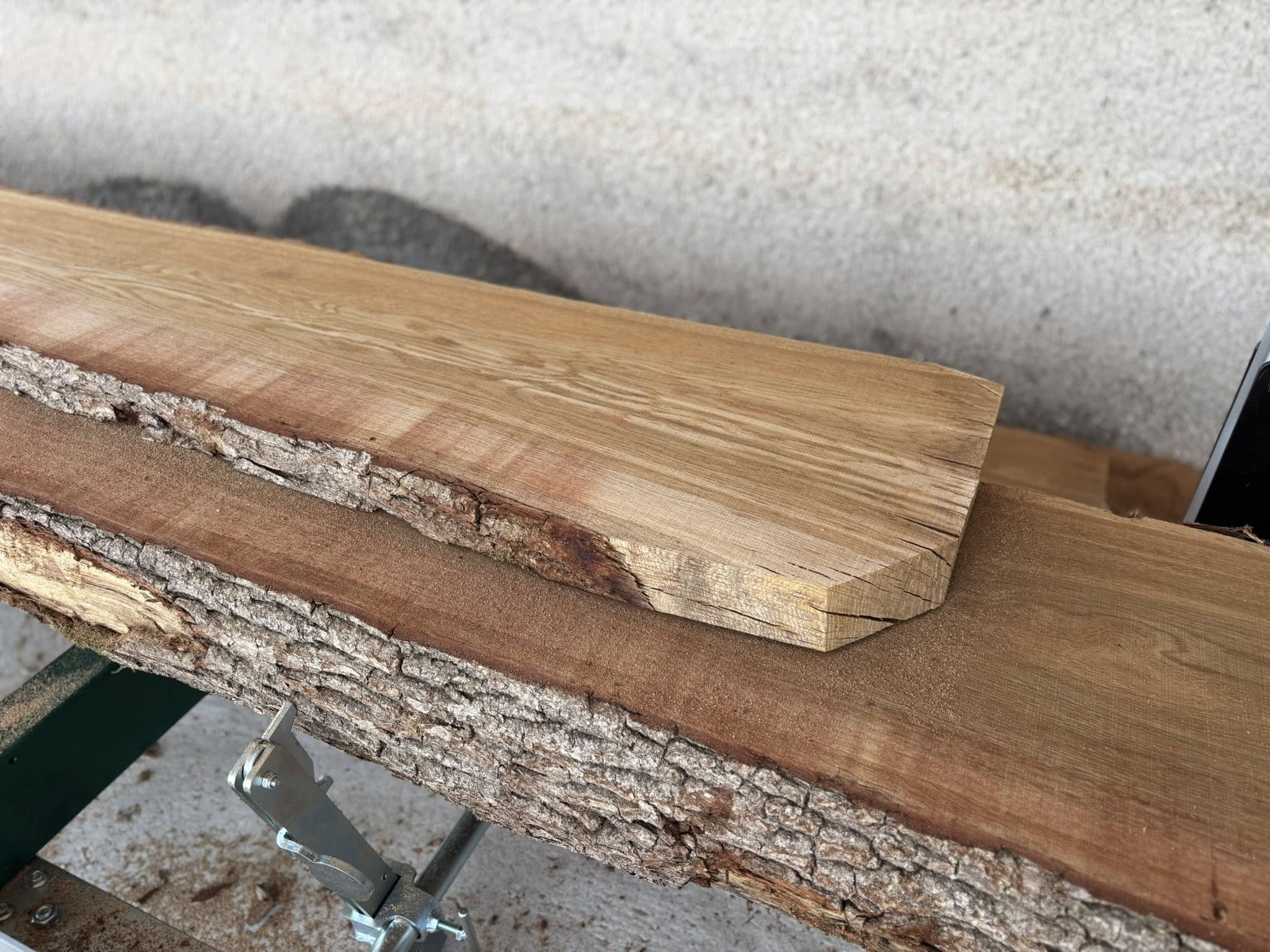 Plateaux de bois massif prepares pour une decoupe sur mesure