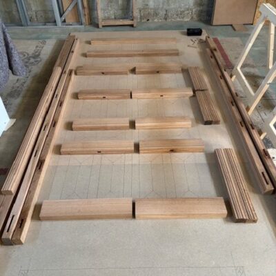 Pieces de bois preparees sur une table d atelier